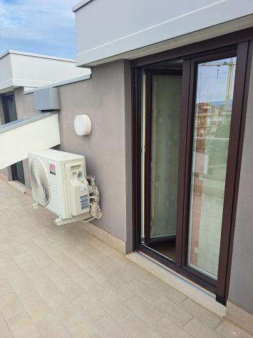 Appartamento mansardato di nuova costruzione con vista mare - Foto 4