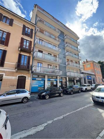 A000294 - SPAZIOSO NEGOZIO IN CENTRO CITTA'