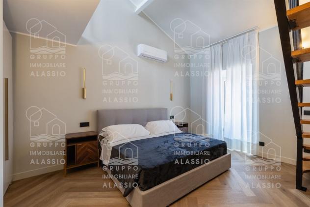 Attico fronte mare con terrazzo, solarium e posto auto – affitto annuale - Foto 19
