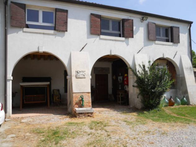 Rustico / Casale di 900 m² con più di 5 locali e box auto doppio in vendita a Mirano