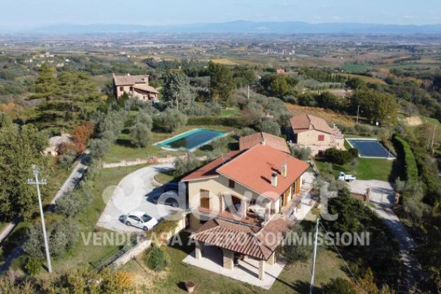 Rustico / Casale di 1050 m² con più di 5 locali e posto auto in vendita a Montepulciano - Foto 4
