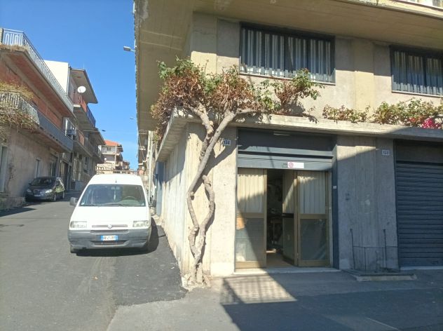 Belpasso garage + ammezzato di 2 vani
