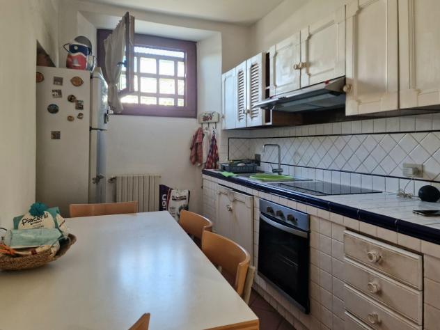 MONTIGNOSO, villetta a schiera con giardino angolare a circa 3,5 km dal mare della Versilia. L'immobile è composto di sala, cucina, disimpegno, camera - Foto 8