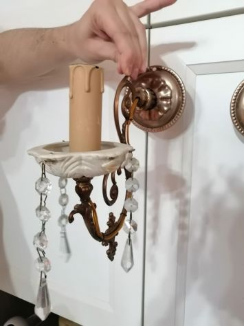 Coppia di vecchie applique funzionanti in ottone, ceramica, vetro e metallo. - Foto 5