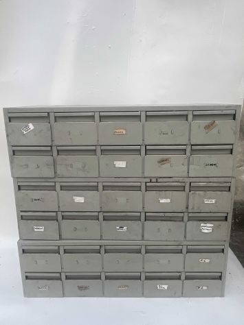 Cassettiere in ferro modulari e scaffale