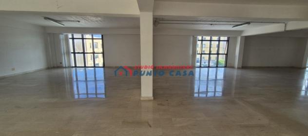 PIAZZA POMPIERI - N. 2 locali al 2° e 3° p. c/a - 300mq ca. cad. - vano unico open space. Posizione centrale, ottimo contesto. Euro 2.000 cad. CL GI - Foto 4
