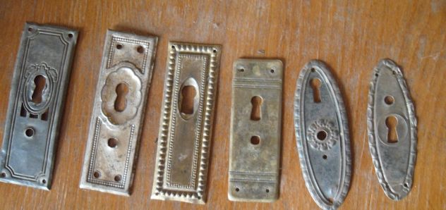 6 VECCHIE BOCCHETTE IN VERTICALE FERRO E OTTONE STILE LIBERTY PER MOBILI VARI -