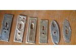 6 VECCHIE BOCCHETTE IN VERTICALE FERRO E OTTONE STILE LIBERTY PER MOBILI VARI -