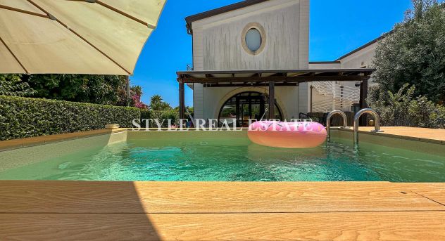Un'Oasi Mediterranea: Trilocale con Giardino e Piscina a 250 Metri dal Mare - Foto 6
