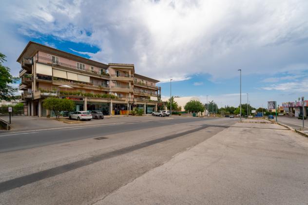 Oltre 3 vetrine in vendita a Caltagirone