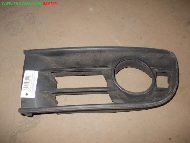 GRIGLIA LAT.S.PARAURTI ANT. VOLKSWAGEN POLO (9N) Carrozzeria Lamierati esterni Paraurti Griglia di ven VOLKSWAGEN - POLO - 01-10-2001 - 01-04-2005