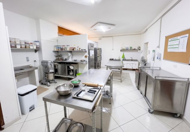 BAR, PASTICCERIA E ROSTICCERIA CON LABORATORIO ATTREZZATO - CENTRO MONDRAGONE - Foto 7
