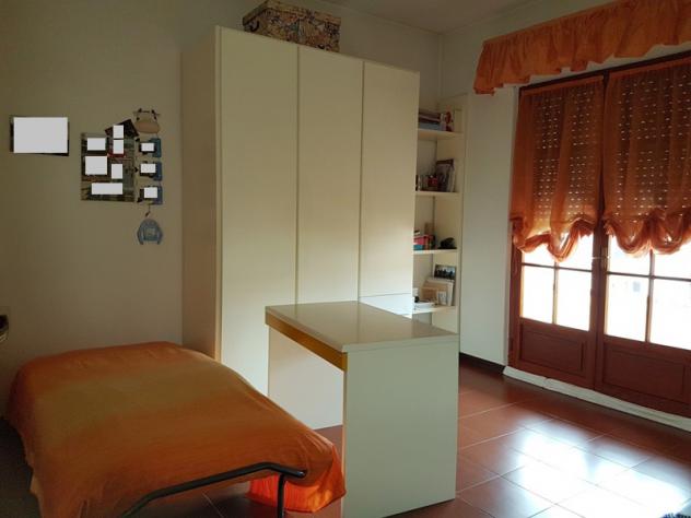 MARINA DI MASSA, prima periferia e poco distante dal mare, vendesi villetta singola con giardino circondante: salone, cucina, tinello con camino, bagn - Foto 8