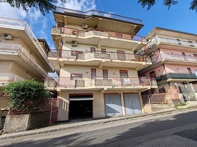 Misterbianco (CT) Poggio Lupo locale 88 mq