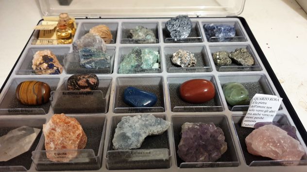Raccolta Completa di Minerali e Gemme – N° 86 Elementi + Espositori e Schede - Foto 4