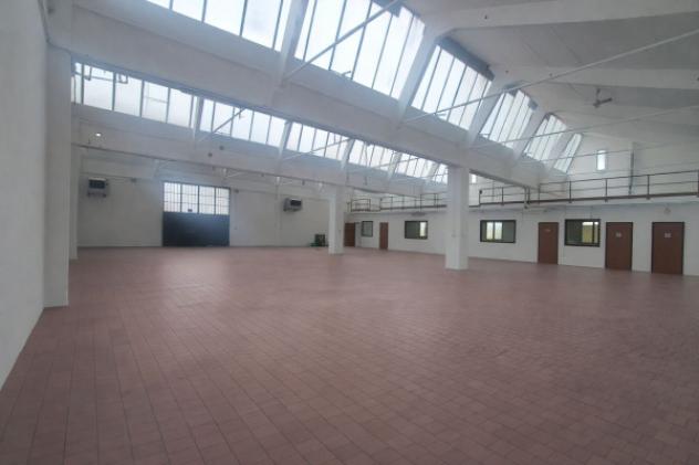 Immobile di 650 m² con 4 locali in affitto a Zola Predosa
