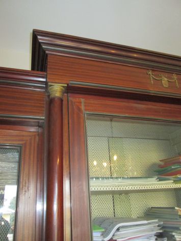 PRIVATO VENDE ARMADIO BIBLIOTECA STILE IMPERO IN MOGANO CON 3 ANTE A VETRINA - Foto 6