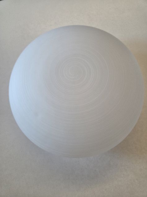 Lampada aplique da soffitto o parete vetro satinato, disegno rigato a chiocciola
