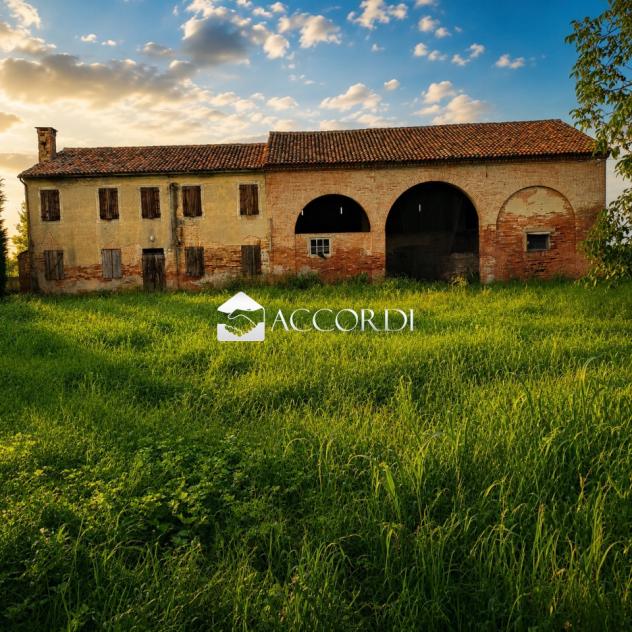 Casale con ampio terreno e grande potenziale edificatori