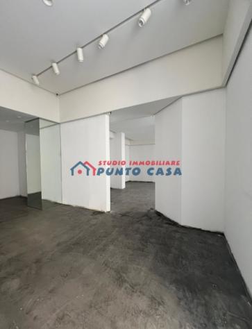 CENTRO STORICO – Via delle Arti, locale commerciale mq 80 ca, open space, tre vetrine su strada. Perfette condizioni, ottima posizione. Euro 1.100,00 - Foto 3