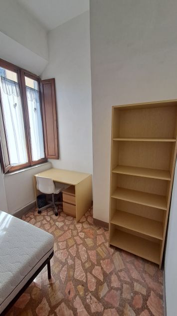 Libere due camere singole in piazza Pera per studentesse