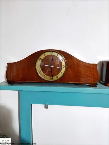 176256 Orologio da comò a batteria con mobile antico