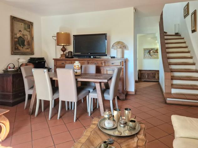MONTIGNOSO, villetta a schiera con giardino angolare a circa 3,5 km dal mare della Versilia. L'immobile è composto di sala, cucina, disimpegno, camera - Foto 2
