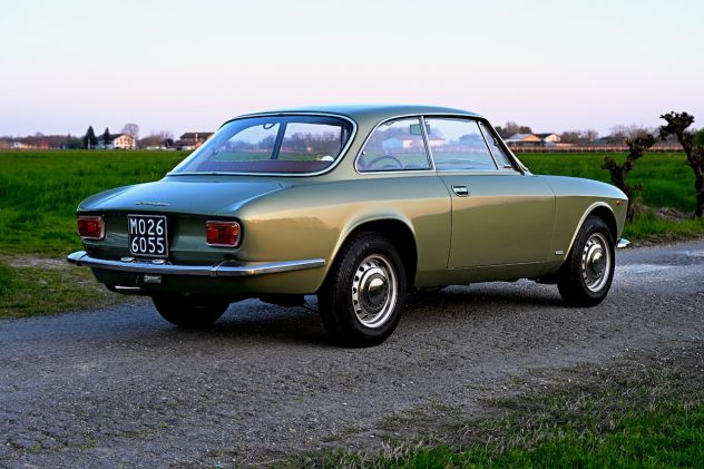 1.8L-Powered 1972 Alfa Romeo GT 1300 Junior - Foto 4
