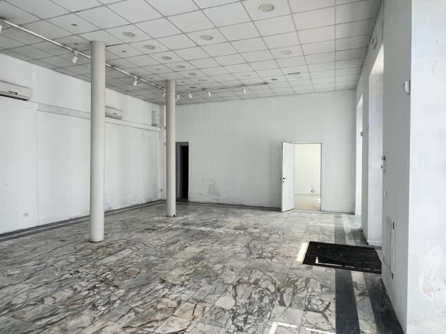 Oltre 3 vetrine in affitto a Carrara - Foto 11