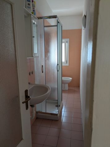 Ampia camera matrimoniale singola arredata – Vicino a Porta Vescovo, €330 - Foto 3