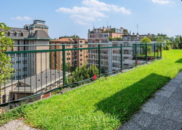 Attico / Mansarda di 85 m² con 5 locali in affitto a Milano