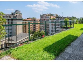 Attico / Mansarda di 85 m² con 5 locali in affitto a Milano