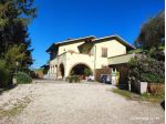 Casa trifamigliare con 2 garage ed un ettaro di terreno circostante.