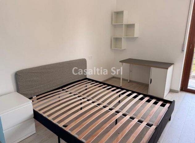 Stanza matrimoniale in trilocale ristrutturato, con aria condizionata e balcone disponibile da subito