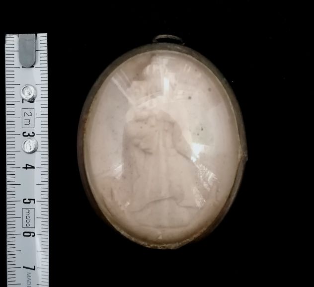 ANTICO MEDAGLIONE CON SCULTURA VOTIVA IN SCHIUMA SOTTO VETRO, 1800. - Foto 9