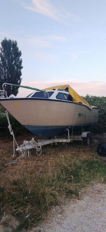 Barca con motore e carrello