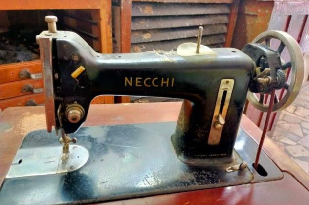 Macchina da cucire antica Necchi - Foto 2