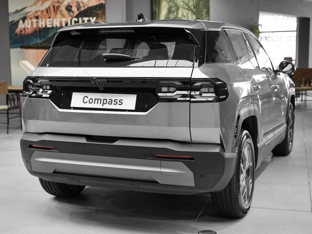 Jeep Compass E-Hybrid 1.2 Turbo MHEV 106kW Altitude DCT - Foto 8