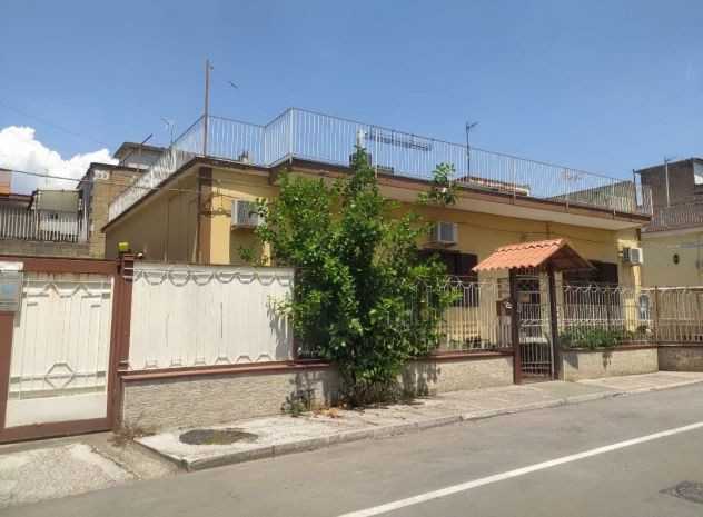 Ampia soluzione indipendente con spazi laterali sita in Via G. Pepe, Cicciano.