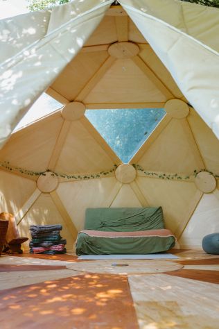 Cupola geodetica Sweetdome 24mq con base in muratura, scala, vialetto e toilette