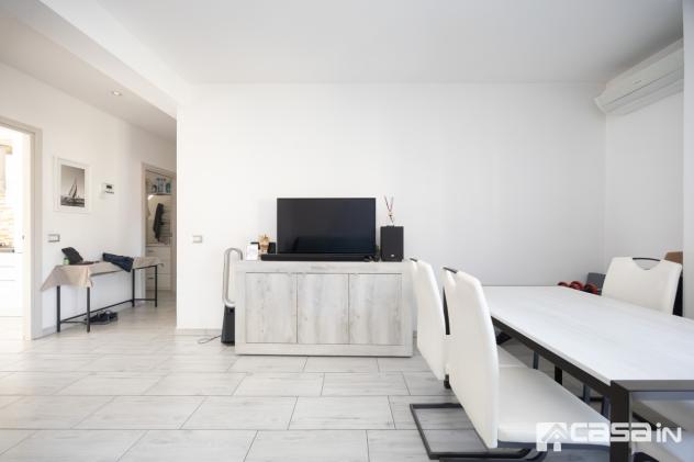 L'appartamento, ristrutturato internamente nel 2018, è composto da un luminoso soggiorno, da una cucina abitabile che si affaccia su un comodo balcone - Foto 4
