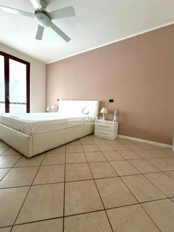 ESCLUSIVO TRILOCALE CON AMPIA TERRAZZA VISTA LAGO IN RESIDENCE CON PISCINA - Foto 11