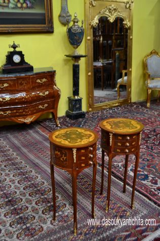 Coppia di tavolini-comodini tondi stile Luigi XV intarsiati - Foto 5