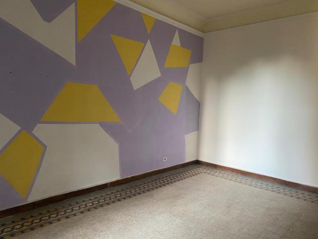L'appartamento di mq.100 ha una buona distribuzione degli spazi con vani ampi, grandi finestre e soffitti alti; si fa apprezzare per la piacevole lumi - Foto 11