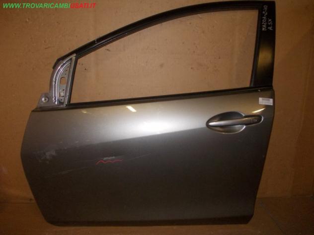 PORTA ANT. SX GRIGIO MEDIO CHIARO MET. NO AL CON SE 5P 999-U42016 Carrozzeria  Lamierati esterni  Porte  Porta ant. sx. MAZDA - 2 - 01-02-2011 - 01-03