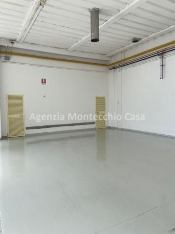 Capannone con scoperto esclusivo e sovrastanti due appartamenti - Foto 2