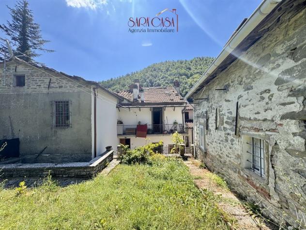 Appartamento con ingresso indipendente, ampio giardino e annessa casa in sasso