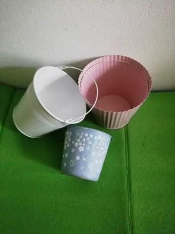 Tris vasi e secchielli decorativi