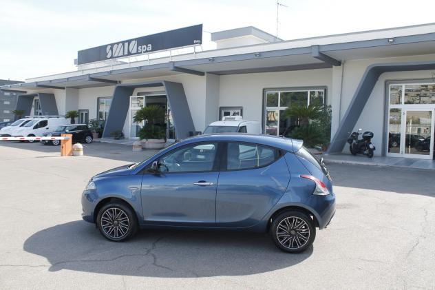 Lancia Ypsilon 1.0 FireFly 5 porte S&S Hybrid Silver - Foto 2