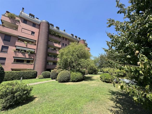 Monza San Biagio ampio quadrilocale con terrazzo in stabile signorile del 2006